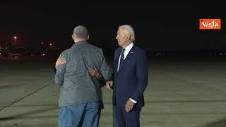 Biden e Kamala Harris accolgono all'aeroporto i prigionieri rilasciati dopo scambio con Russia