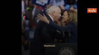 Kamala Harris presenta il suo vice Tim Walz a Philadelphia sul palco del primo comizio insieme