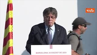 Il leader catalano Puigdemont torna a Barcellona dopo 7 anni da fuga: "Siamo ancora qui"