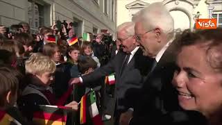 Steinmeier e Mattarella a Palazzo Bellevue con studenti bilingue: Bellissime le due bandiere insieme