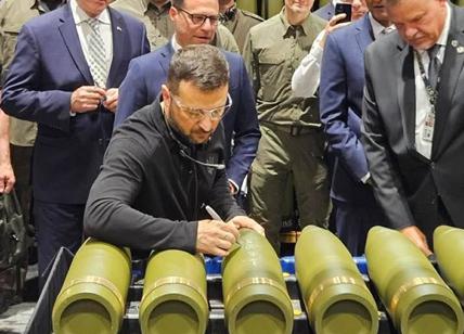 Guerra Ucraina, Zelensky negli Usa presenta il suo "Piano vittoria" contro la Russia. Visita in una fabbrica di munizioni