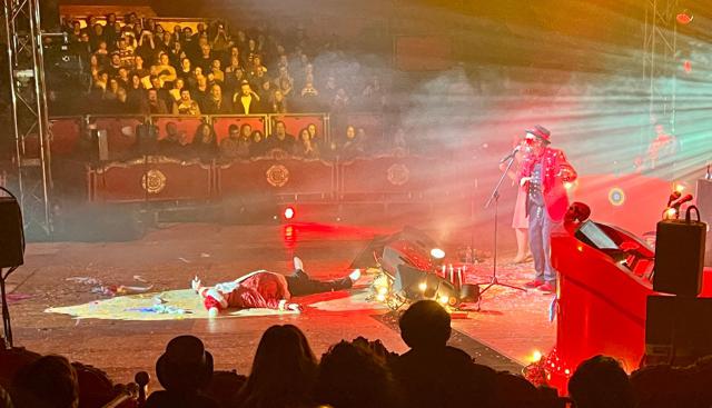 Vinicio Capossela ci “concia per le feste”: a Milano è già Natale