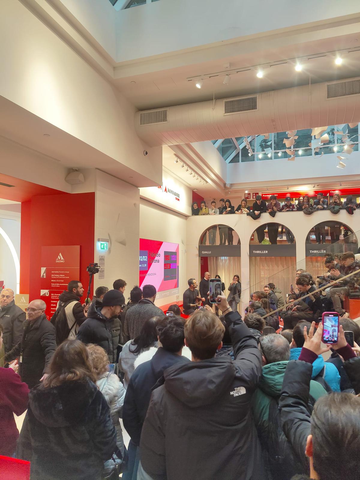 Fabrizio Corona al fiirmacopie del suo libro in Mondadori a Milano