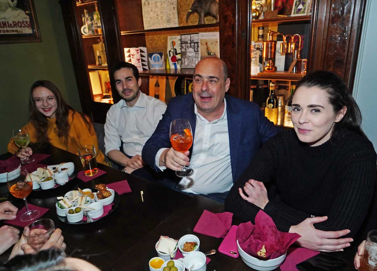 https://www.affaritaliani.it/static/upl2024/zing/zingaretti-aperitivo-pre-covid1.jpg