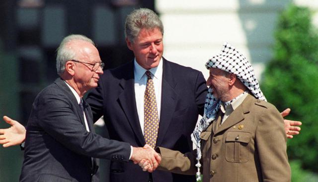 Rabin, Clinton, Arafat: accordi di Oslo del 1993 (Foto Lapresse) Rabin, Clinton, Arafat: accordi di Oslo del 1993 (Foto Lapresse)