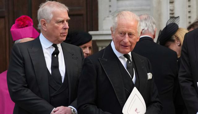 Caso Epstein: Royal Lodge al setaccio, agenti ancora nell’ex casa di Andrea. Re Carlo pronto ad accettare la rimozione dalla successione