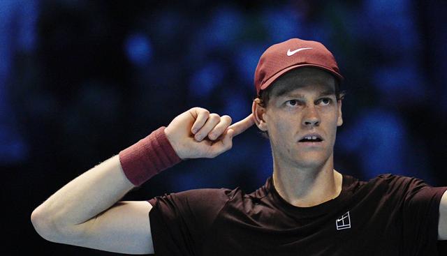 Alcaraz batte Sinner in esibizione a Seul. Show, gag e un ragazzino al posto di Jannik per un punto