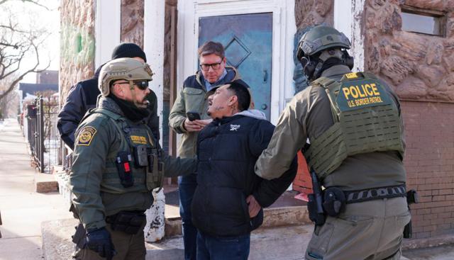 Trump manda l'Ice a casa, via 700 agenti da Minneapolis. E annuncia: "Eccellente telefonata con Xi, andrò in Cina ad aprile"