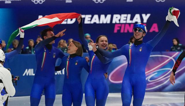 Milano-Cortina, impresa azzurra nella staffetta mista di short track: è medaglia d'oro