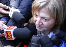 Garlasco, il biglietto anonimo sulla tomba di Chiara: "È stato Marco". La madre chiama il legale: "Sto tremando" Garlasco, il biglietto anonimo sulla tomba di Chiara: "È stato Marco". La madre chiama il legale: "Sto tremando"