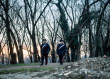 Milano, pusher ucciso a Rogoredo: l'agente che sparò avrebbe mentito. Non chiamò i soccorsi quella sera Milano, pusher ucciso a Rogoredo: l'agente che sparò avrebbe mentito. Non chiamò i soccorsi quella sera