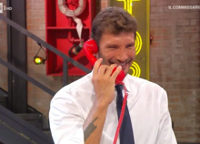 La Ruota della Fortuna invade Affari Tuoi, ma Stefano De Martino se la ride: "Salutiamo i nostri dirimpettai" La Ruota della Fortuna invade Affari Tuoi, ma Stefano De Martino se la ride: "Salutiamo i nostri dirimpettai"
