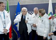 Milano Cortina 2026, Mattarella al Villaggio olimpico. Il pranzo con gli atleti e la giacca azzurra Milano Cortina 2026, Mattarella al Villaggio olimpico. Il pranzo con gli atleti e la giacca azzurra