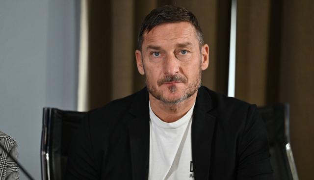Totti, guai per il pupone: accusato di abbandono di minori da Ilary Blasi. Indagata anche la sua compagna Noemi Bocchi