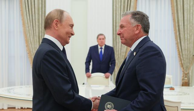 Ucraina, Trump manda Witkoff in Russia per convincere Putin. Zelensky ignorato: "Lo vedrò solo quando troveranno l'accordo"