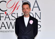 Versace si affida alla mente di Pieter Mulier, lo stilista belga è il nuovo Chief Creative Officer Versace si affida alla mente di Pieter Mulier, lo stilista belga è il nuovo Chief Creative Officer