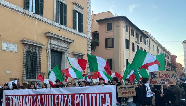 "Fermiamo la violenza politica", a Roma i giovani scendono in piazza per ricordare Quentin Deranque. Guarda il video di Affaritaliani