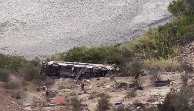Incidente vicino Pordenone: bus con studenti finisce nel fosso, grave l'automobilista