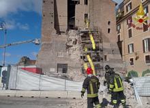 Crollo Roma, morto l'operaio rimasto per 11 ore sotto le macerie. La procura apre un'inchiesta per omicidio colposo Crollo Roma, morto l'operaio rimasto per 11 ore sotto le macerie. La procura apre un'inchiesta per omicidio colposo