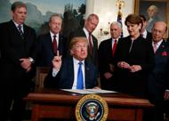 Usa, colpo basso per Trump: la Corte Suprema boccia i dazi. Ma il tycoon rilancia: "Ora imporrò a tutti una tariffa del 10%" Usa, colpo basso per Trump: la Corte Suprema boccia i dazi. Ma il tycoon rilancia: "Ora imporrò a tutti una tariffa del 10%"