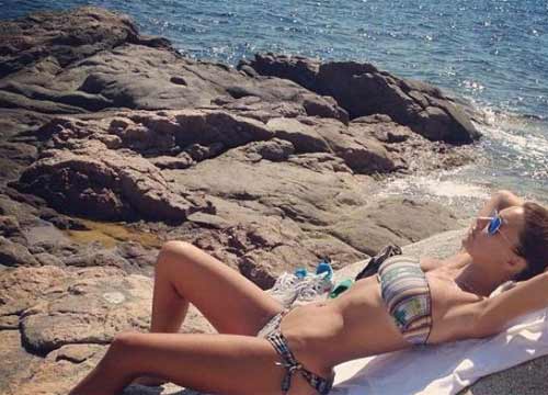 Melita Toniolo Lavandino Che Perde.Bikini Esplosivo Per Melita Diavolita Sexy Sullo Scoglio Affaritaliani It