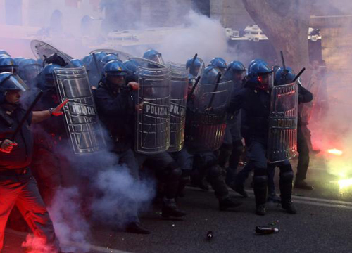 https://www.affaritaliani.it/static/upload/scon/0010/scontri-roma-casa-polizia.jpg